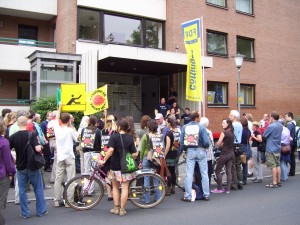 Demonstranten vor den Räumen der Göttinger FDP