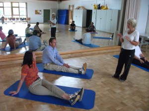 Nicole-Bracht Bendt und Dr. Lutz Knopek beim Gymnatsikkurs des ASC Göttingen